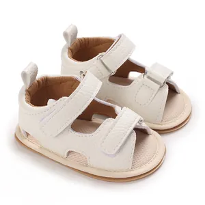 Close-up van witte babyschoentjes met een zachte zool en verstelbare klittenbandsluitingen