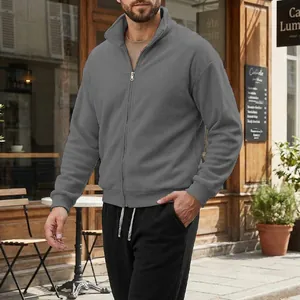 Figurbetonte Fleecejacke für Herren mit Stehkragen in Grau für herbstlichen Outdoor-Stil.