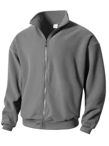 Detailansicht der grauen Fleecejacke für Herren mit Stehkragen und durchgehendem Reißverschluss