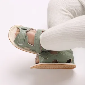 Gedetailleerd overzicht van groene baby wandelsandalen met zachte zool en klittenband.