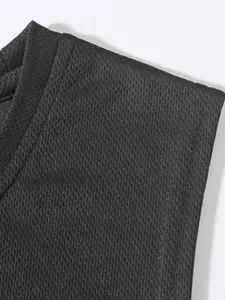 Dettaglio macro del tessuto a rete nero traspirante di una canotta sportiva da uomo