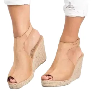 Sandales compensées en daim beige avec bout ouvert et bride à la cheville, style espadrille.