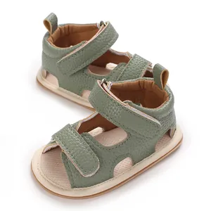 Detail van saliegroene baby wandelsandalen met zachte zolen en dubbel klittenband.