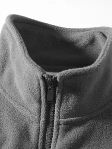 Nahaufnahme des Stehkragens eines grauen Fleece-Sweatshirts mit Reißverschluss-Details