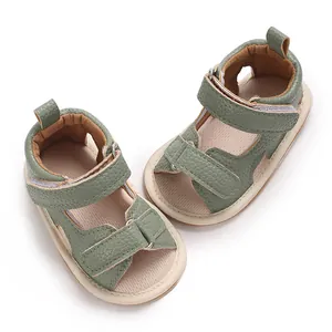 Bovenaanzicht van groene getextureerde leren babysandalen met klittenbandsluiting voor baby's.