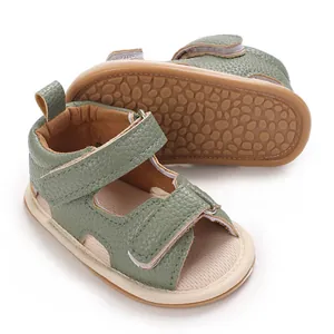 Detailweergave van groene leren babysandalen met antislip zachte zolen voor 0-12 maanden