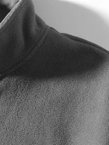 Detailaufnahme der weichen Polarfleece-Textur an einem grauen Herren-Sweatshirt