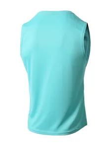 Vista posteriore di una canotta in maglia traspirante azzurro per fitness da uomo