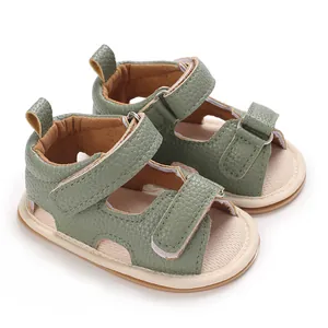 Detailopname van groene baby sandalen met zachte zool, klittenband en kiezelstructuur