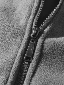 Detaillierte Makroansicht eines robusten Metallreißverschlusses auf Herren-Fleece