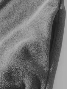 Nahaufnahme der grauen Polar-Fleece-Stofftextur eines lässigen Herren-Sweatshirts