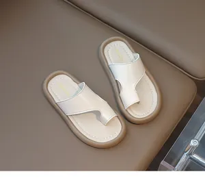 Primer plano de sandalias de dedo para niños con suelas gruesas y parte superior de cuero