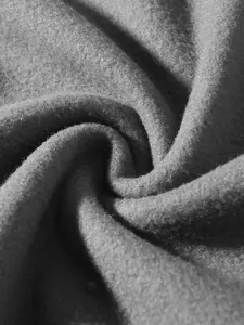 Detaillierte Nahaufnahme der weichen grauen Fleece-Stoffstruktur für Herren-Sweatshirts