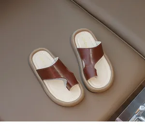 Chanclas marrones para niños con plantilla beige suave y correas de estilo casual
