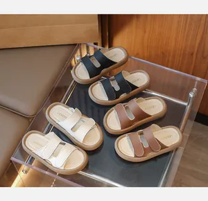Detailansicht von Kinder-Strandsandalen in verschiedenen Farben auf einem Tisch