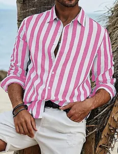 Primo piano di una camicia casual da uomo a righe rosa e bianche in un ambiente tropicale