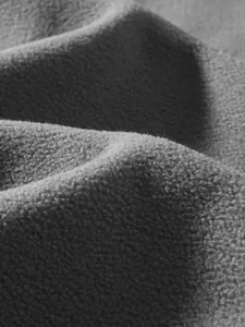 Nahaufnahme der hochwertigen grauen Fleece-Stoffstruktur für Herren-Sweatshirts