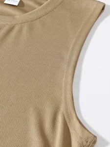 Primo piano del tessuto a rete kaki e delle cuciture di una canotta sportiva da uomo.
