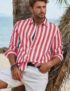 Dettaglio di una camicia casual da uomo a righe verticali rosse e bianche a maniche lunghe