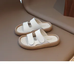 Detailansicht der weißen Kindersandalen mit brauner Softsohle und Klettverschluss.