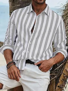 Dettaglio camicia casual da uomo con strisce verticali grigie e bianche