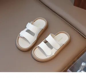 Kindersandalen für den Sommer mit zwei weißen Riemen und bequemer weicher Sohle.