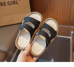 Draufsicht auf bequeme schwarze Kinder-Sommersandalen mit weicher Sohle und LEMON-Logo