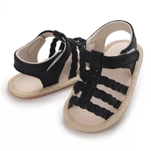 Detailweergave van zwarte gevlochten baby zomersandalen met een zachte rubberen zool