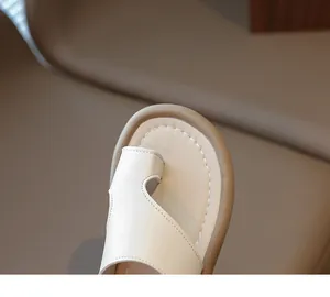Primer plano de sandalias blancas para niños con costuras finas y textura de cuero