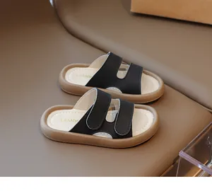 Detailansicht der bequemen Kinder-Strandsandalen mit weichen Sohlen in Schwarz und Beige