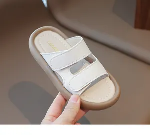 Nahaufnahme von weißen Kinder-Sommersandalen mit weichen Sohlen und Klettverschluss