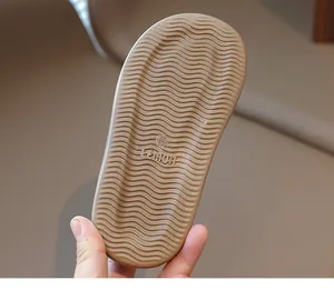 Primer plano de la suela ondulada antideslizante de las chanclas de verano para niños