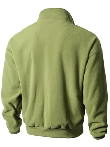 Rückansicht des olivgrünen Fleece-Sweatshirts für Herren mit Stehkragen und Rippbündchen.