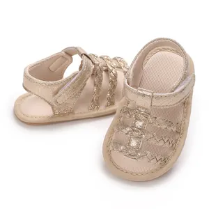 Detailweergave van gouden gevlochten zomersandalen voor baby's van 0-1 jaar, zachte zool