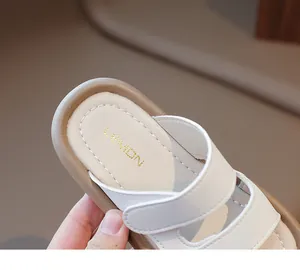 Detailaufnahme einer weißen Ledersandale für Kinder mit dem LEMON-Logo auf der Innensohle.