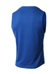 Vista posteriore dettagliata di una canotta sportiva blu da uomo in tessuto mesh