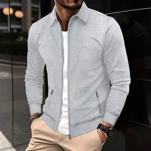 Vista dettagliata della giacca grigia in maglia a nido d'ape con zip e vestibilità slim
