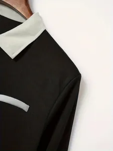 Gedetailleerde opname van heren poloshirt met contrasterende grijze kraag en nepzak