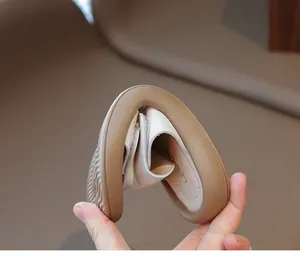 Nahaufnahme der extremen Flexibilität und weichen Sohle der Kindersandalen.