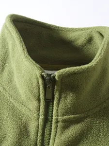 Nahaufnahme des Stehkragens und Reißverschlusses einer olivgrünen Herren-Fleecejacke