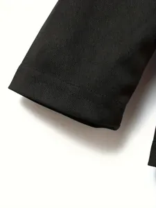 Detailopname van de mouwboord van een zwart herenpoloshirt met piqué-stofstructuur
