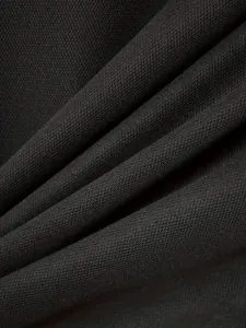 Detailopname van hoogwaardige zwarte ademende piqué gebreide stof voor heren poloshirts
