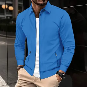 Dettaglio della giacca blu da uomo in maglia a nido d'ape con zip e colletto a risvolto.