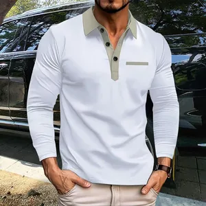 Detail van heren slim fit poloshirt met contrasterende kraag en kaki nepborstzak