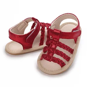Gedetailleerd overzicht van rode glitter babysandalen met gevlochten bandjes.