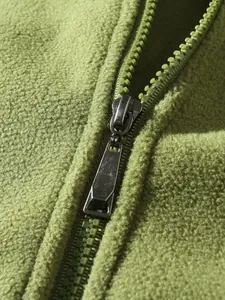 Detailansicht des hochwertigen Harzreißverschlusses am olivgrünen Fleece-Sweatshirt für Herren