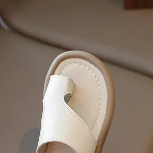 Sandalias de dedo beige para niños con detalles de costuras blancas expuestas