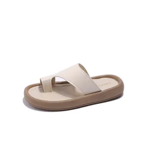 Sandalias modernas de dedo para niños color crema con suelas gruesas de goma marrón