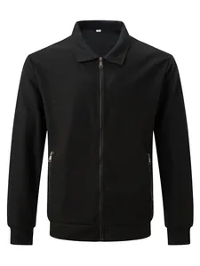 Vista dettagliata di una giacca da uomo nera in maglia a nido d'ape con cerniera e colletto.