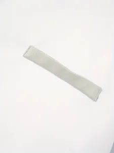 Detailopname van de geribbelde gebreide manchet van een slim-fit poloshirt voor heren